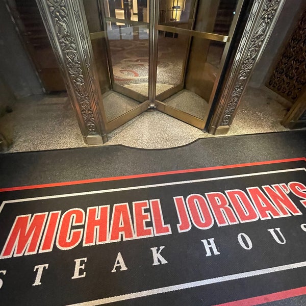 รูปภาพถ่ายที่ Michael Jordan&#39;s Steak House Chicago โดย HK 🫁 เมื่อ 10/13/2023