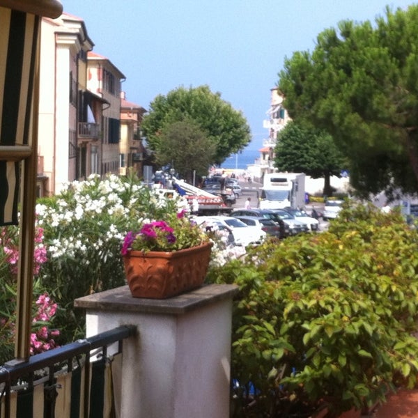 7/17/2013 tarihinde Nicola O.ziyaretçi tarafından Villa Clelia'de çekilen fotoğraf