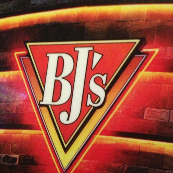 Foto scattata a BJ&#39;s Restaurant &amp; Brewhouse da Billie H. il 5/19/2013