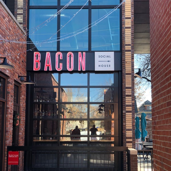รูปภาพถ่ายที่ Bacon Social House โดย Billie H. เมื่อ 12/29/2018