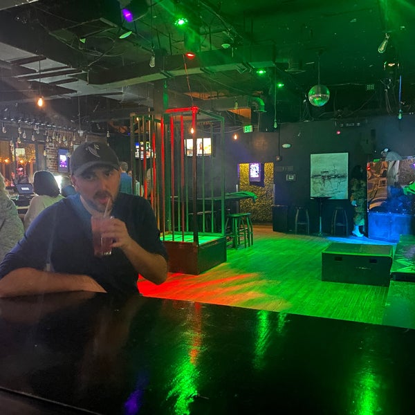 10/8/2021 tarihinde Billie H.ziyaretçi tarafından X Bar'de çekilen fotoğraf