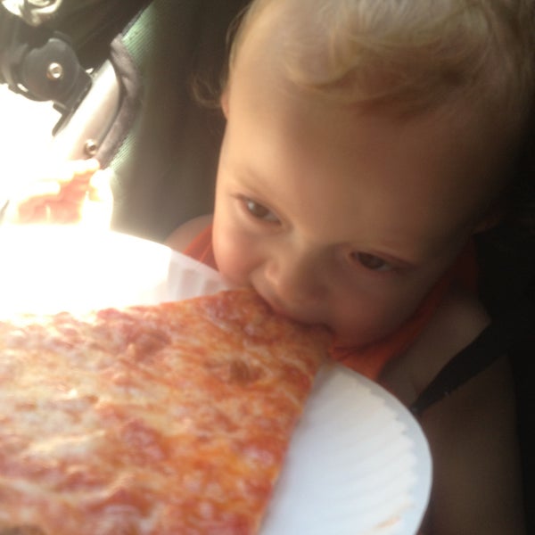 รูปภาพถ่ายที่ Joe&#39;s Pizza โดย Steven V. เมื่อ 6/22/2013