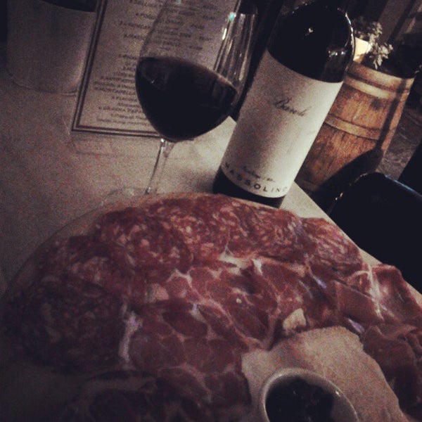 10/31/2014 tarihinde Cinque W.ziyaretçi tarafından Cinque Wine &amp; Deli Bar'de çekilen fotoğraf