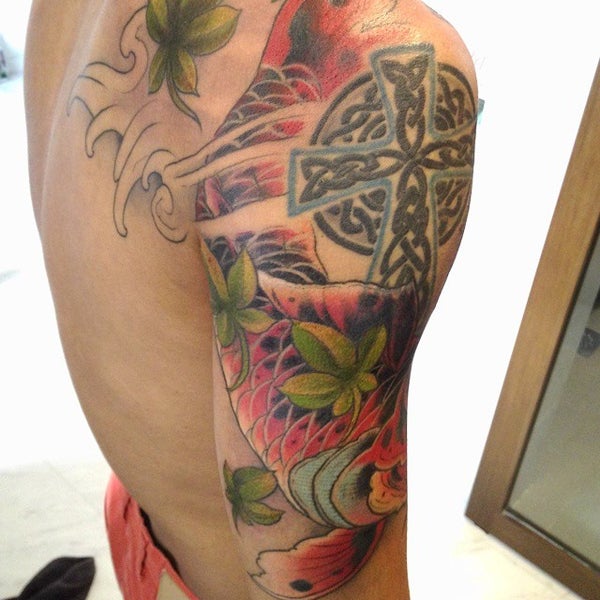 Foto tomada en Of Gods &amp; Monsters Tattooing (By Appointments only)  por Samuel M. el 10/2/2014