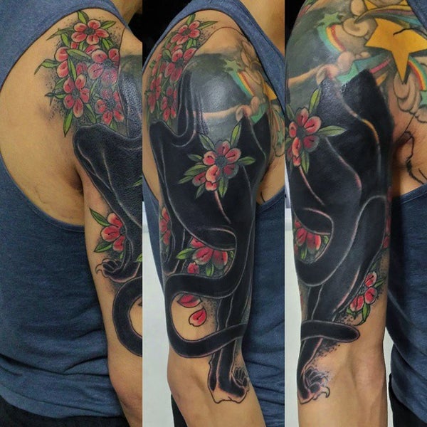 Foto tomada en Of Gods &amp; Monsters Tattooing (By Appointments only)  por Samuel M. el 12/22/2014