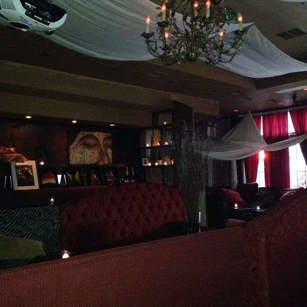 Das Foto wurde bei Delia&#39;s Lounge &amp; Restaurant von Cindy C B. am 5/10/2014 aufgenommen