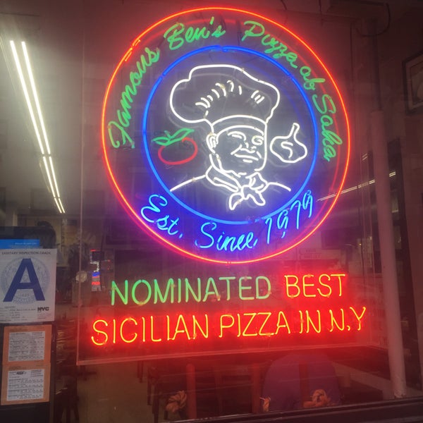 Das Foto wurde bei Famous Ben&#39;s Pizza of SoHo von Leah B. am 9/20/2017 aufgenommen
