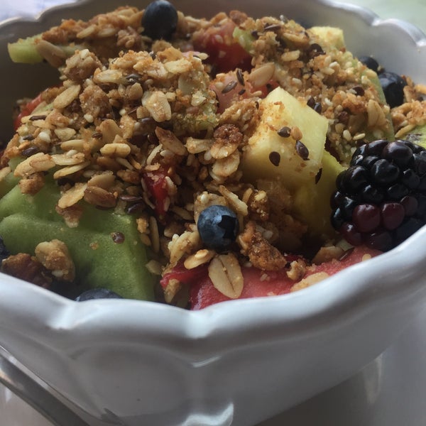 El bowl de fruta con yogurt griego es generoso y delicioso