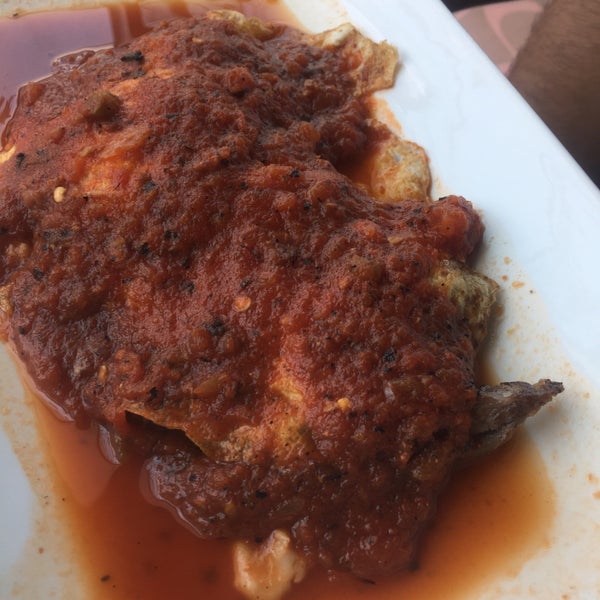 Si buscas un desayuno mexicano pide los huevos a caballo, tiene una salsa de tomates asados y Chiles deliciosa.