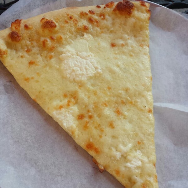 Photo prise au Rosco&#39;s Pizza par Joey O. le10/4/2014