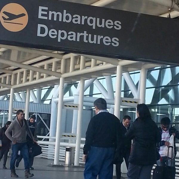 รูปภาพถ่ายที่ Aeropuerto Internacional Comodoro Arturo Merino Benítez (SCL) โดย Faby M. เมื่อ 6/1/2013