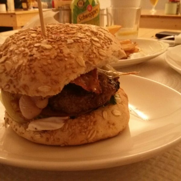 2/23/2013 tarihinde Jose H.ziyaretçi tarafından La Castanya Gourmet Burger'de çekilen fotoğraf