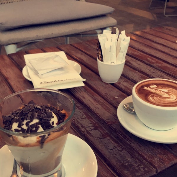 Foto tirada no(a) Guylian Café por Nourah em 2/23/2019