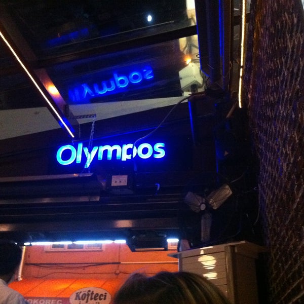 Foto tomada en Olympos Cafe &amp; Bar  por Eren K. el 5/20/2013