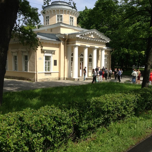 Торговая площадь в петергофе