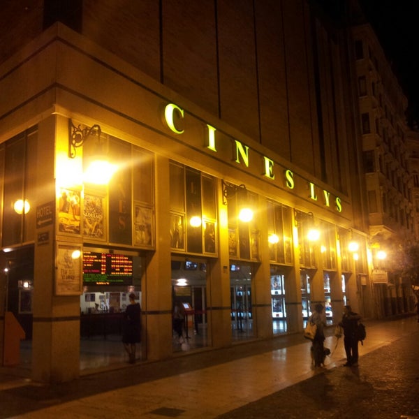 รูปภาพถ่ายที่ Cines Lys โดย Sergio G. เมื่อ 11/1/2014