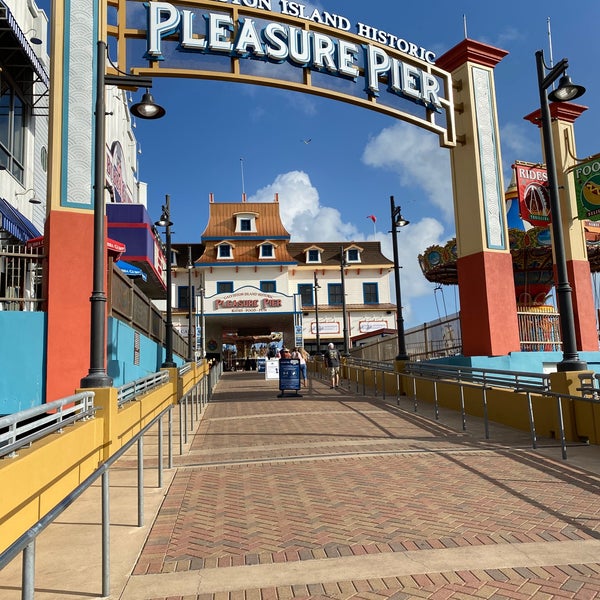 Снимок сделан в Galveston Island Historic Pleasure Pier пользователем A Z I Z🗽 7/30/2020