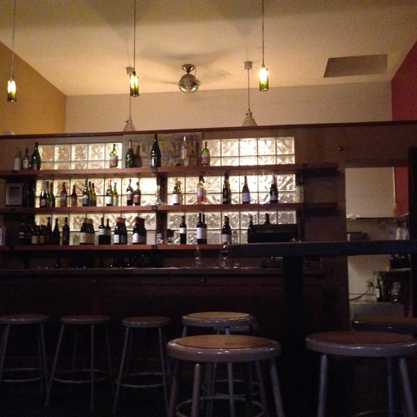 Das Foto wurde bei Yield Wine Bar von Rina am 5/2/2014 aufgenommen