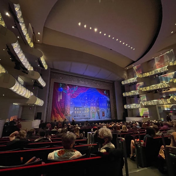 รูปภาพถ่ายที่ Kauffman Center for the Performing Arts โดย 千尋 前. เมื่อ 12/5/2021