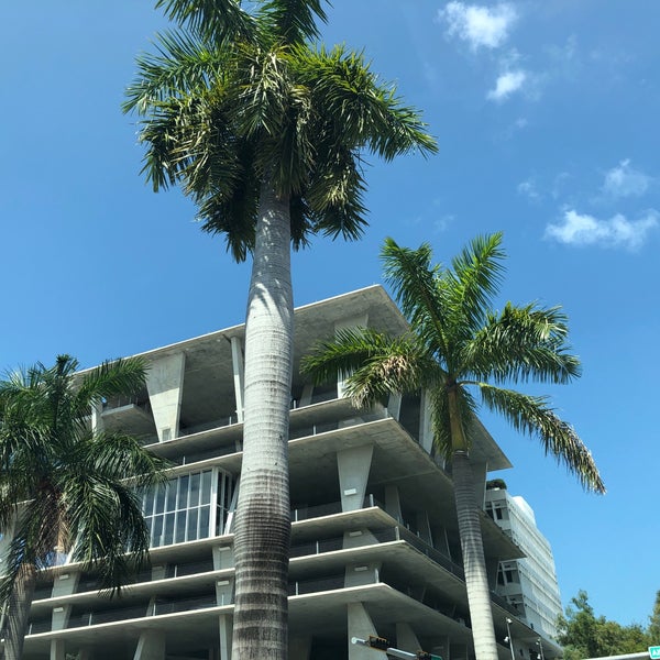 Photo taken at 1111 Lincoln Road by 千尋 前. on 5/25/2019