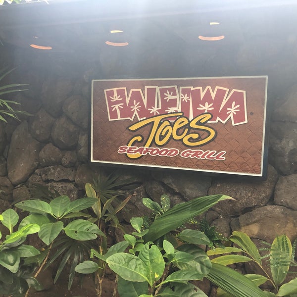 Foto diambil di Haleiwa Joe&#39;s - Haiku Gardens Restaurant oleh 千尋 前. pada 9/7/2019
