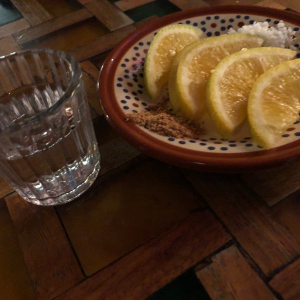 Foto diambil di Tata Mezcalería + Cocina de Autor oleh Diane A. pada 6/26/2021