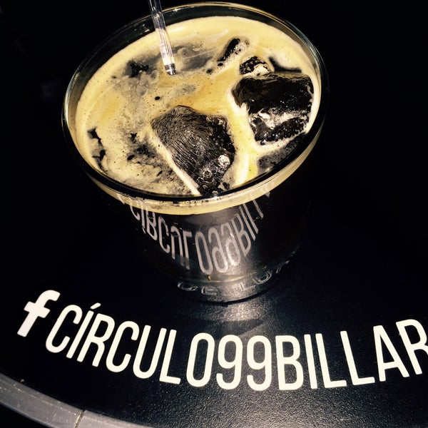 Das Foto wurde bei Circulo 99 Billar &amp; Cafe von Suzette V. am 7/11/2015 aufgenommen