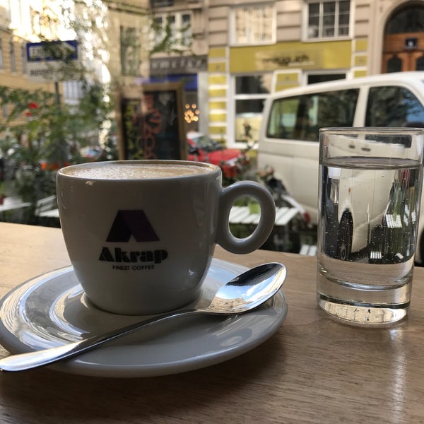 Foto tirada no(a) Akrap Finest Coffee por Markus Y. em 10/22/2016