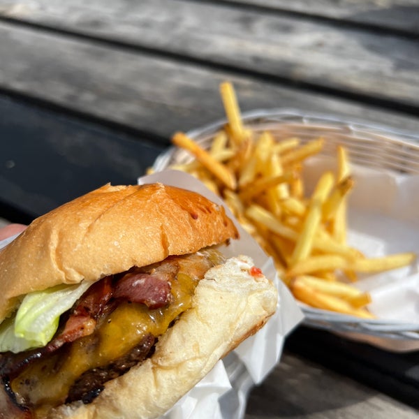 Foto diambil di Tommi&#39;s Burger Joint oleh Markus Y. pada 9/12/2022