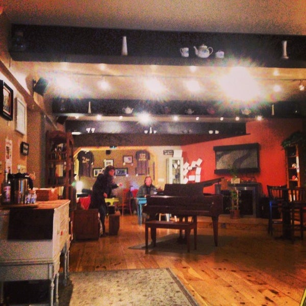 Foto tirada no(a) Zen Den Coffee Shop por Jerry L. em 11/9/2013