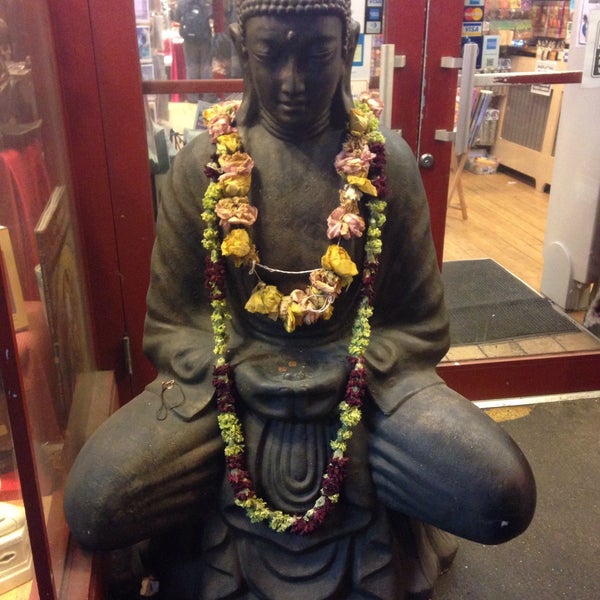 Foto scattata a Namaste Bookshop da Eva W. il 2/14/2015