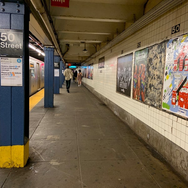 รูปภาพถ่ายที่ MTA Subway - 50th St (C/E) โดย Eva W. เมื่อ 6/3/2022