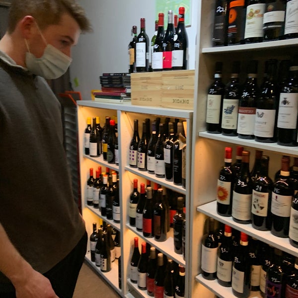 Foto scattata a Terry&#39;s West Village Wine and Spirits da Eva W. il 1/16/2021