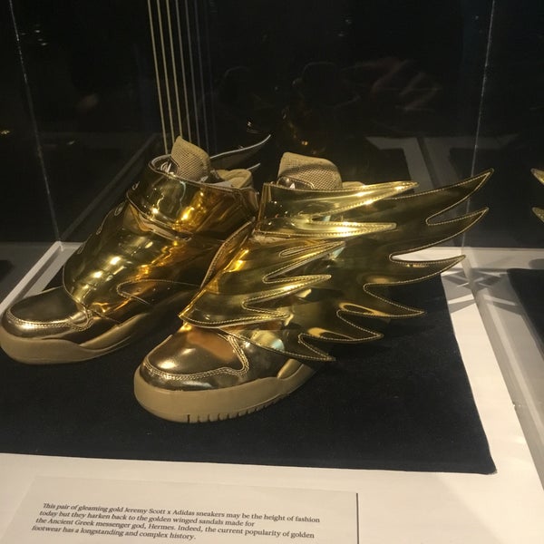 Foto scattata a The Bata Shoe Museum da Eva W. il 11/21/2018