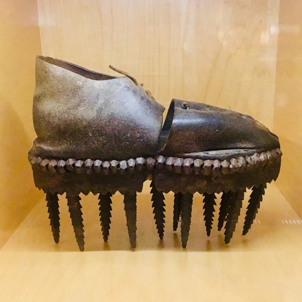 Foto diambil di The Bata Shoe Museum oleh Eva W. pada 11/21/2018