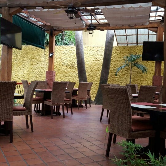 Foto diambil di La Valentina Restaurante &amp; Bar oleh Hernan G. pada 2/3/2016