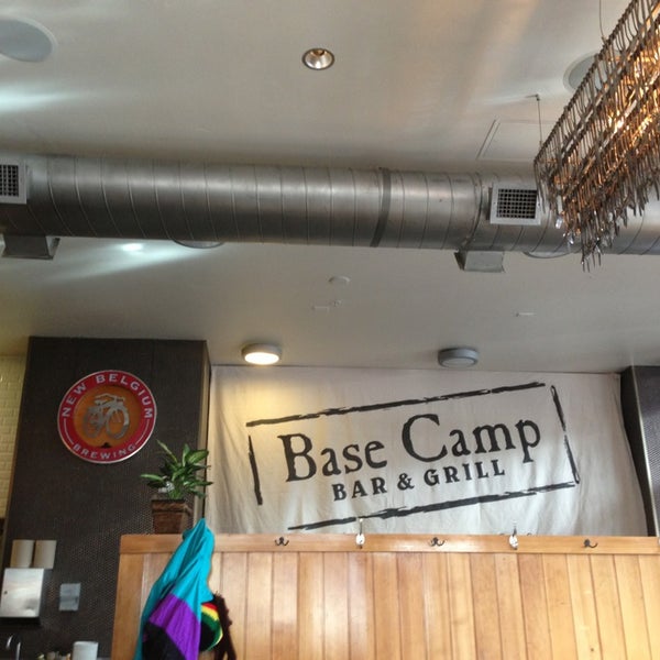4/15/2013에 Rhey Ann L.님이 Base Camp Bar &amp; Grill에서 찍은 사진