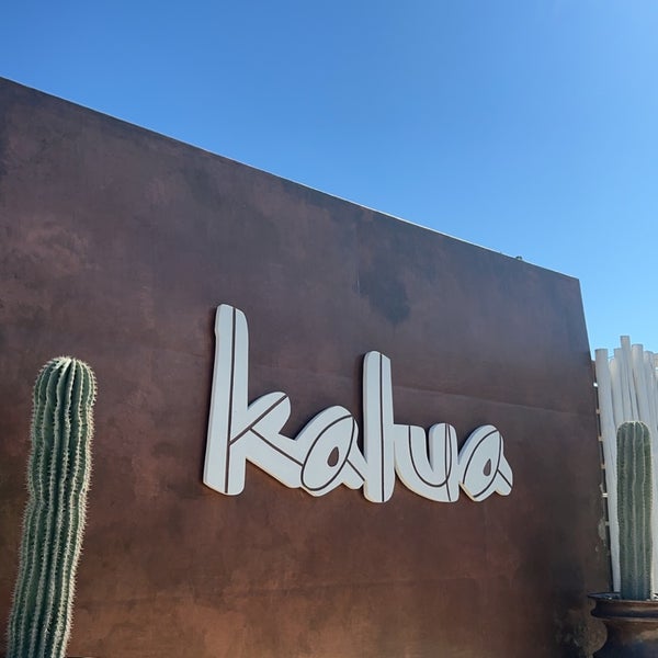 รูปภาพถ่ายที่ Kalua โดย Omar เมื่อ 8/5/2023