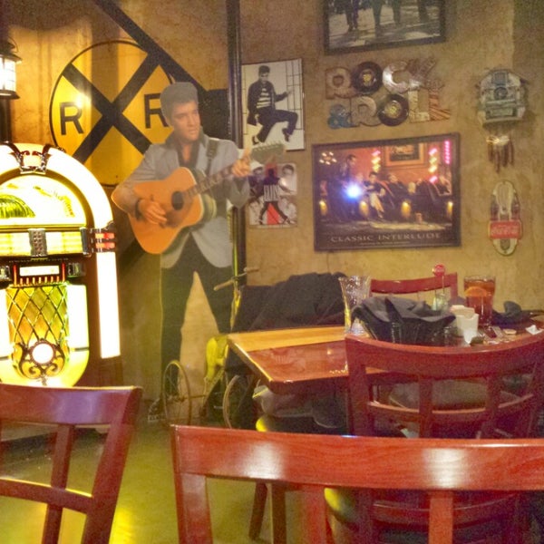 รูปภาพถ่ายที่ The Whistle Stop At The American Cafe โดย Scott K. เมื่อ 1/31/2014