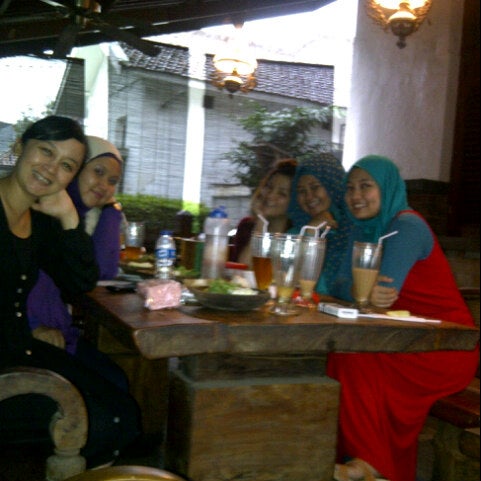 Photo taken at Dapur Penyet by Indri W. on 12/2/2012