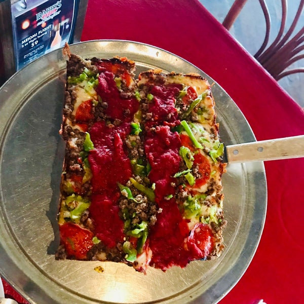 Foto scattata a Barry&#39;s Pizza da Todd W. il 3/2/2019