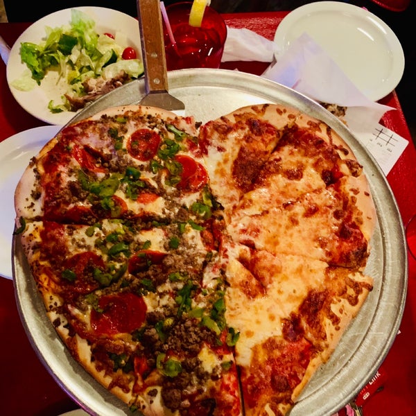 Foto diambil di Barry&#39;s Pizza oleh Todd W. pada 3/2/2019