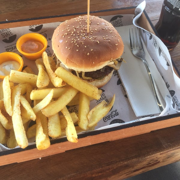 Foto tirada no(a) Burger State por MUSTAFA E. em 10/10/2017