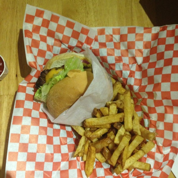 Снимок сделан в Burger Brats пользователем mark h. 9/11/2013