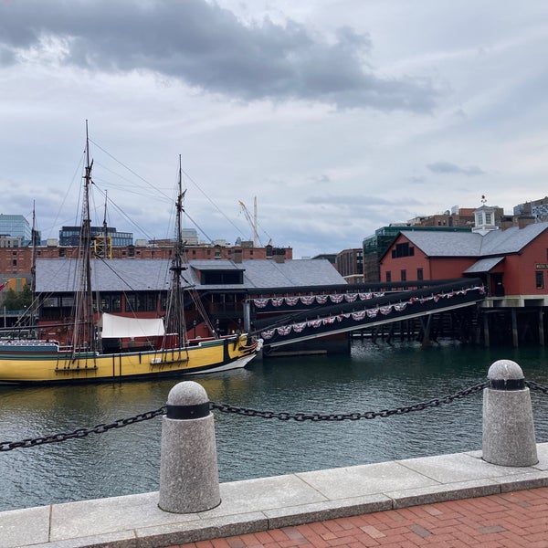 รูปภาพถ่ายที่ Boston Tea Party Ships and Museum โดย Athir A. เมื่อ 12/2/2021