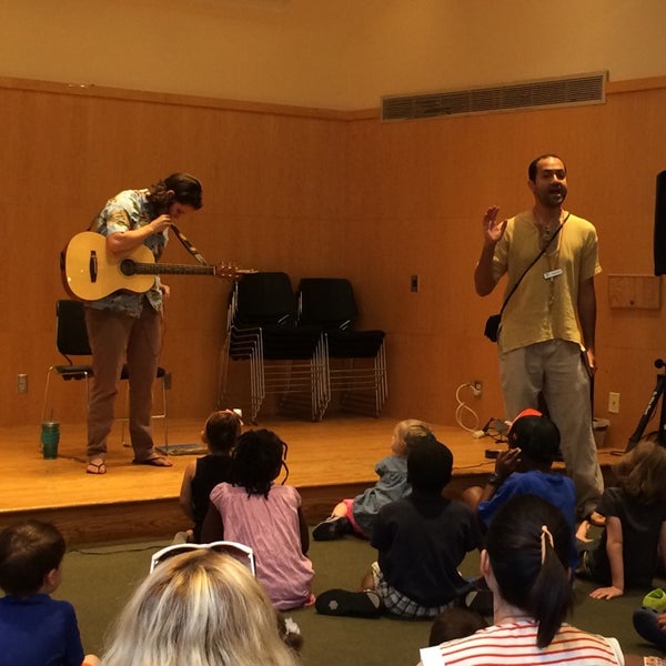 Das Foto wurde bei Montclair Public Library von Alison C. am 7/12/2014 aufgenommen