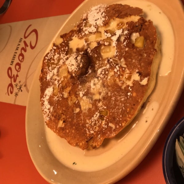 Photo taken at Snooze, an A.M. Eatery by Thao N. on 2/12/2019