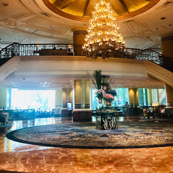 Photo taken at Lobby Lounge at Makati Shangri-La by Loraine T. on 6/18/2019