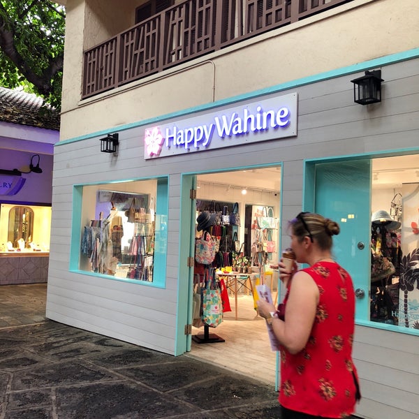 Hilton Hawaiian Village Rainbow Bazar has 40+ shops! #hawaii #hawaiian