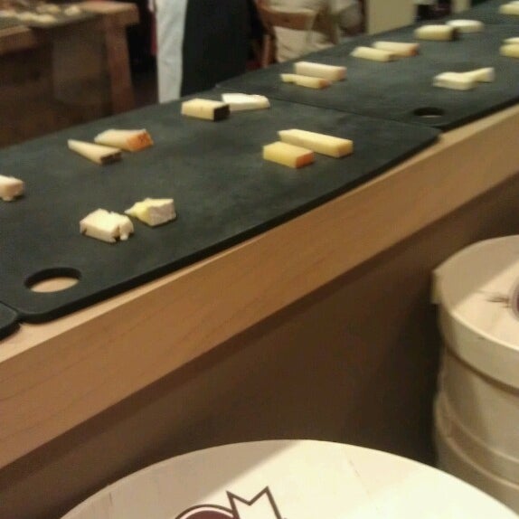 Foto tirada no(a) Scardello Artisan Cheese por Sherri C. em 5/30/2013